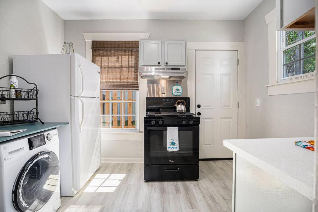 Sea Pink Retreat - Walk To Beach, Newly Renovated Galveston Exterior foto